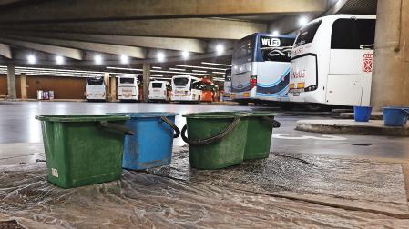 Cubos para recoger las goteras en las dársenas de la estación de autobuses en una imagen de archivo /