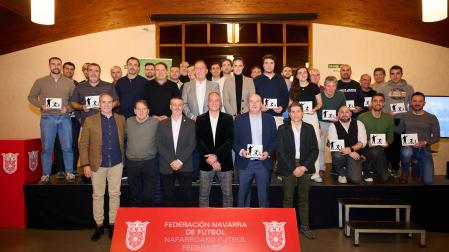 La Federación Navarra de Fútbol reconoció a una treintena de entrenadores y entrenadoras del fútbol navarro.