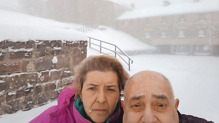 A eso de las once de la mañana, Miren Zulaica y Manuel Salah se retrataron con un fondo de postal
