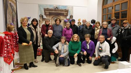 Los ex danzaris Francisco Beruete en la exposición sobre los Reyes Magos y Olentzero.