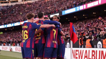 Los jugadores del F.C. Barcelona celebra el segundo tanto del partido