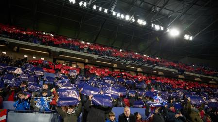 Aficionados rojillos durante el mosaico previo al Osasuna-Real Sociedad del sábado