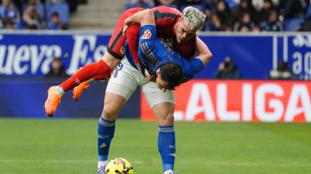 Fede Viñas (d), del Real Oviedo, en acción durante el partido ante el Rayo Vallecano