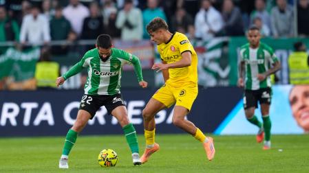 Francisco 'Isco' Alarcon (Real Betis) y Hugo Rincon (Girona FC), en un momento del partido