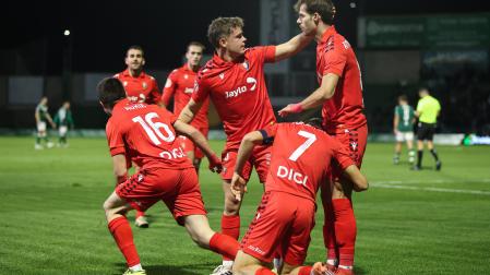 Los jugadores de Osasuna Promesas felicitan a Ander Yoldi por su gol
