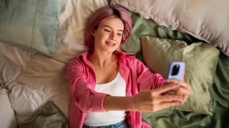Una joven haciéndose un selfie