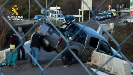 Estado en el que quedó el coche del investigado tras chocar contra el puente sobre el Pisuerga en Cervera (Palencia)