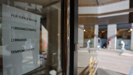 Cartel que anuncia el cierre de la clínica dental donde fue atendida la niña
