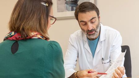 El Dr. Ruiz Zambrana atiende a una paciente en la consulta del Departamento de Ginecología y Obstetricia de la Clínica Universidad de Navarra.