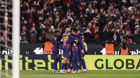 Los jugadores del Barça celebran uno de los dos goles anotados por Ferrrán contra el Athletic Club /