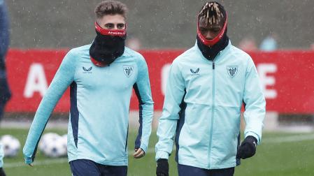 Robert Navarro (y Nico Williams durante el entrenamiento con el que el Athletic de Bilbao ha preparado este lunes 24 de noviembre el partido de Liga de Campeones /