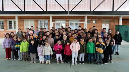 Los escolares del colegio público de Villatuerta posan en el patio en el tiempo de recreo.