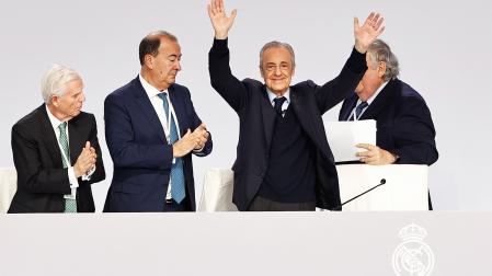 El presidente del Real Madrid y uno de los valedores de la Superliga, Florentino Pérez, recibe los aplausos tras su intervención en la asamblea general ordinaria del club este domingo en Madrid /