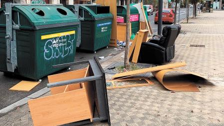 Muebles abandonados junto a una isla de contenedores en la calle río Queiles, en la plaza de la Pamplonesa /