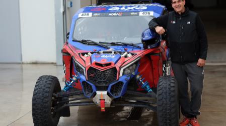 El piloto navarro Marino Zulet junto a su buggy, en la nave de Autocaravanas Aixa