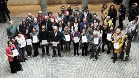 Los premiados en la convocatoria de este año y algunos invitados de otras posan en el Patio del Condestable