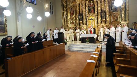 La comunidad de Alzuza junto a hermanas venidas de Estella, Guadalajara, Galicia y Cataluña en la misa en honor a San Benito celebrada este lunes, 24 de noviembre, y que presidió el arzobispo /