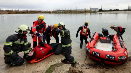 Efectivos de los servicios de emergencia en el simulacro de accidente aéreo en el área de la Balsa de la Morea.