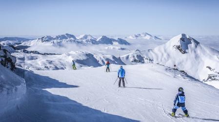 Esquiadores descendiendo por el Boulevard des Pyrenees en Arette-La Pierre Saint Martin en una temporada anterior