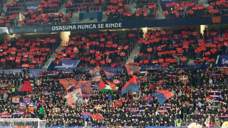 La grada rojilla en El Sadar durante el encuentro de la Jornada 13 entre Osasuna y Real Sociedad /