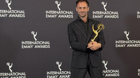 El actor español Oriol Pla sostiene una estatuilla al ganar como mejor actuación masculina este lunes, en la entrega de los premios Emmy Internacionales en Nueva York