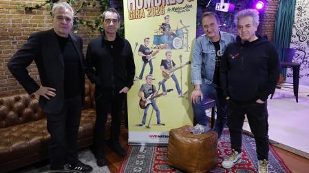 Los cuatro integrantes de Hombres G posan junto al cartel de su próxima gira, 'Los mejores años de nuestra vida'