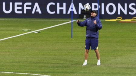 El entrenador del Atlético de Madrid, el argentino Diego Simeone, durante el entrenamiento de este martes en el estadio Metropolitano de Madrid /