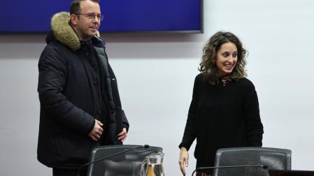 El director de Industria, Ignacio Irujo, con Irati Jiménez, presidenta de la comisión parlamentaria