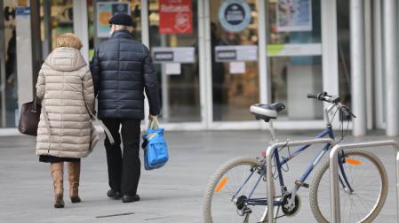 A: EDUARDO BUXENS F: 22 ENER0 2021 L : PAMPLONA , P: T: IMÁGENES GENÉRICAS POBLACIÓN TERCERA EDAD , ABUELOS, MAYORES / Dos personas mayores se dirigen a comprar a un centro comercial.
