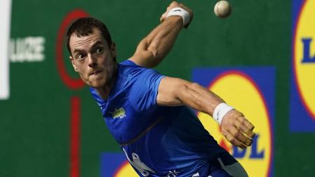 LA BUENA NOTICIA. Unai Laso golpea a una pelota en el partido que disputó el lunes en Tolosa