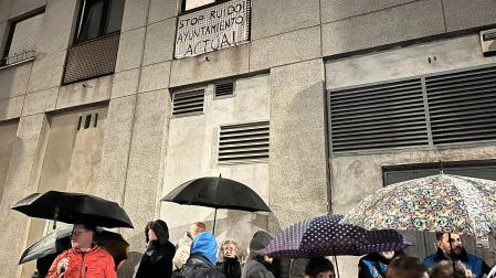 Vecinos concentrados junto al edificio objeto de la polémica