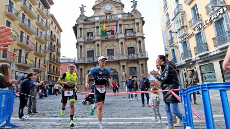 Varios participantes en la Half Triatlón Pamplona de 2023