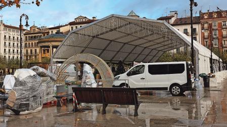 Materiales para montar la pista de hielo de la plaza del Castillo de Pamplona para Navidad