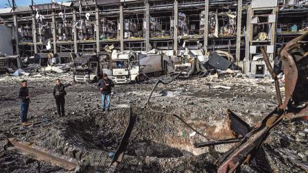 Imagen del cráter abierto por un proyectil ruso en el último bombardeo sobre Kiev