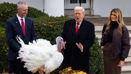 El presidente de Estados Unidos, Donald Trump, habla con una de las aves en la ceremonia para indultar los pavos de Acción de Gracias este martes, en el jardín de rosas de la Casa Blanca