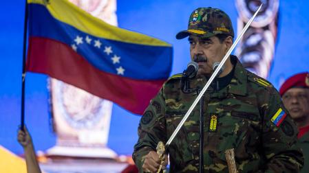 El presidente de Venezuela, Nicolás Maduro, habla ante sus seguidores sosteniendo la espada de Simón Bolívar este martes este martes, en Caracas
