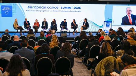 Los doctores Isabel Rubio y Luis Seijo, primera y segundo por la izquierda, durante la mesa enfocada a la prevención en el European Cancer Summit