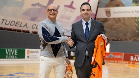 Presentación Juan Antonio Miguel García 'Juanito' como nuevo entrenador del ATP Ribera junto al presidente y propietario del club, Ramón Lázaro