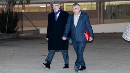 El exsecretario de organización del PSOE, Santos Cerdán (i), junto a su abogado Jacobo Teijelo (d) a su salida de la prisión de Soto del Real