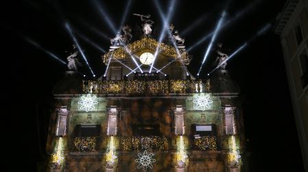 Imagen de archivo de la fachada de la Casa Consistorial con la iluminación de Navidad