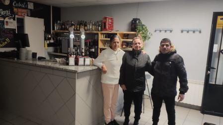 Belkis Polanco, a la izquierda, junto a su hermana Jacqueline y su sobrino José Manuel en el bar del polideportivo de Muez.