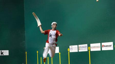 El pelotari Javier Urriza, durante un partido