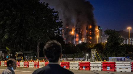 El incendio levanta una densa columna de humo