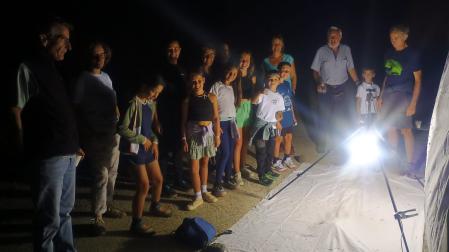 Niños y mayores durante una salida nocturna para localizar y censar mariposas en Sangüesa