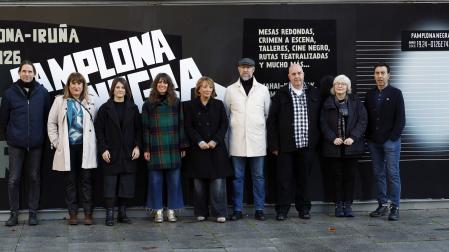 Desde la izquierda, Jan Krafft (Escuela Oficial de Idiomas de Pamplona), Virginia Arraiza (El Corte Inglés), Iosune Ojer (Servicio de Bibliotecas), Maider Beloki (concejala de Cultura de Pamplona), Susana Rodríguez Lezaun (directora de Pamplona), Alberto Cañada (responsable de programación de la Filmoteca), Oscar Orzaiz (director del Grupo de Teatro de la UPNA), Grego Navarro (directora del Teatro Gayarre) y Eduardo Nanclares (jefe de producción de Pamplona Negra)