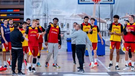 Great Osobor junto al seleccionador Chus Mateo y el resto del equipo