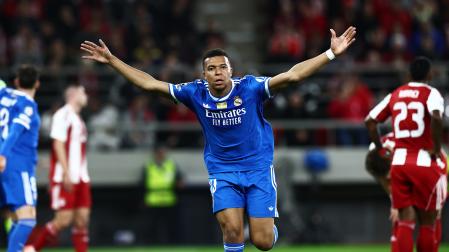 Kylian Mbappe celebra uno de los cuatro goles que marcó al Olympiacos