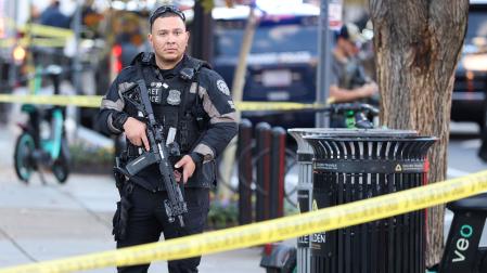 Un agente del Servicio Secreto de los Estados Unidos vigila cerca de la Casa Blanca tras el tiroteo en el que murieron dos soldados
