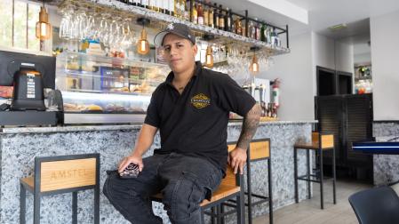 Michael Guerra Serrano, en el interior del Chopito's Bar de Tudela
