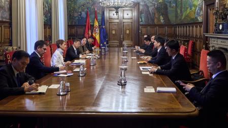 Un momento de la reunión de la presidenta María Chivite con la delegación de representantes de las empresas ChinaLink ESGT y Energy China